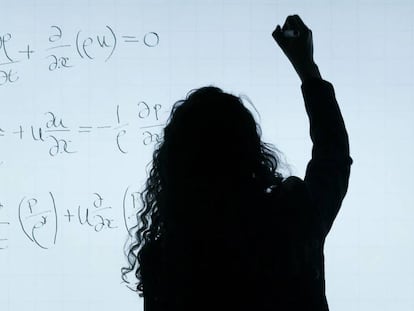 Una alumna resuelve un problema de matemáticas.