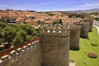 Excavaciones arqueológicas realizadas en 2017 en la muralla de Ávila con motivo de su restauración dataron los restos hallados en el siglo I, en la Hispania romana, unos 400 años antes de la época en la que se situaba esta barrera defensiva. En cualquier caso, se trata de un edificio que vivió numerosas ampliaciones, reconstrucciones y reparaciones. Cuenta con nueve puertas y 87 cubos o torreones y rodea la ciudad histórica de Ávila, declarada patrimonio mundial por la Unesco en 1985. Recorrerla en su totalidad es un paseo de cerca de tres kilómetros. Unos 1.700 metros de su adarve (parte superior) están abiertos al público. Más información: <a href="http://muralladeavila.com/es/" target="_blank">muralladeavila.com</a>