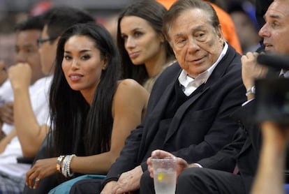 Sterling en octubre en un partido de los Clippers. A la izquierda de la imagen, su novia V. Stiviano.