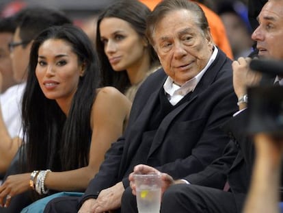 Sterling en octubre en un partido de los Clippers. A la izquierda de la imagen, su novia V. Stiviano.