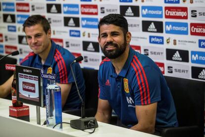 Azpilicueta y Diego Costa durante la rueda de prensa.