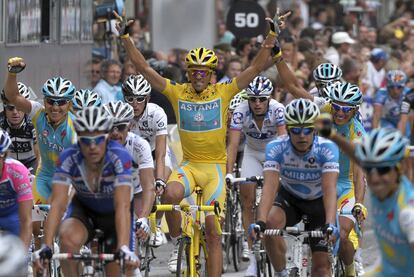 Todo el equipo Astana celebra en la meta de Pars la consecucin del tercer Tour de Alberto Contador el a?o pasado. Le cost ganar a Andy Schleck (con el maillot blanco de mejor joven), al que aventaj en 39 segundos.