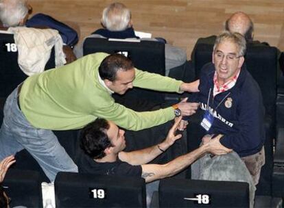 Un compromisario protesta en un momento del la reunión.