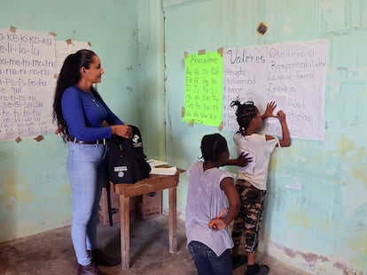 Una profesora hondureña da clases a menores migrantes, en Tapachula (México).