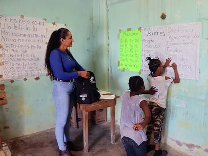 Una profesora hondureña da clases a menores migrantes, en Tapachula (México).