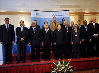 Foto de familia de los asistentes a la 151 conferencia ministerial de la OPEP, en la que se ha decidido el recorte en la producción