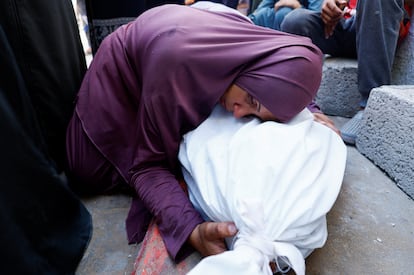 Una mujer llora la muerte de un palestino asesinado en un ataque israelí mientras intentaba conseguir ayuda en Ciudad de Gaza, este lunes. 