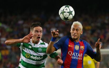 Neymar (d) y Mikael Lustig, momentos antes de golpear el balón.