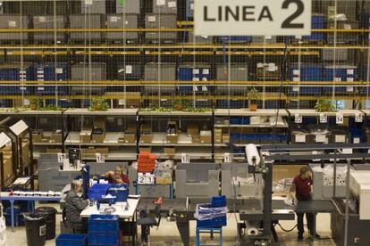 Varios discapacitados trabajan en una l&iacute;nea de poka- yoke electr&oacute;nico en un proceso de picking industrial en la empresa Tasubinsa, en Arazuri (Navarra), en 2008. 