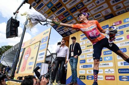 Sergio Higuita, de EF, celebrando sus triunfos en el Tour Colombia.
