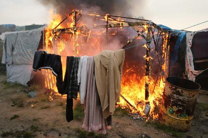 Una tienda en llamas en 'La Jungla' de Calais, durante la evacuación masiva del campamento. 