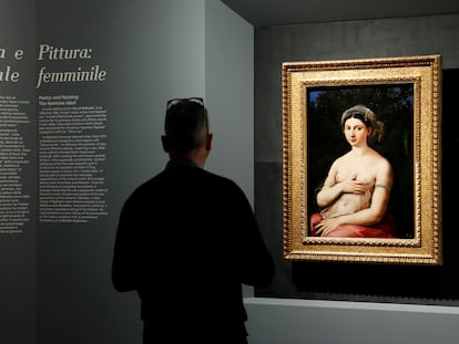 Un hombre contempla 'La Fornarina', de Rafael, este miércoles en las Escuderías del Quirinal, en Roma.