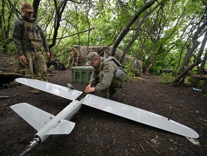 Militares de la 45ª Brigada de las fuerzas ucranias preparaban el martes un dron Lelelka para un vuelo de reconocimiento en una posición en la provincia de Donetsk.
