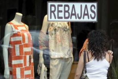 Vista de un escaparate con rebajas en un comercio. EFE/Archivo