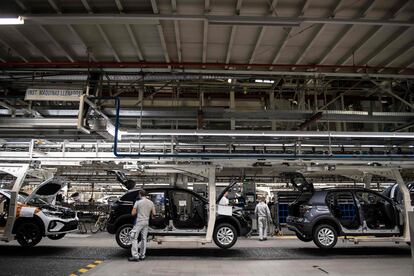 Unos trabajadores de la fábrica de Volkswagen en Navarra.