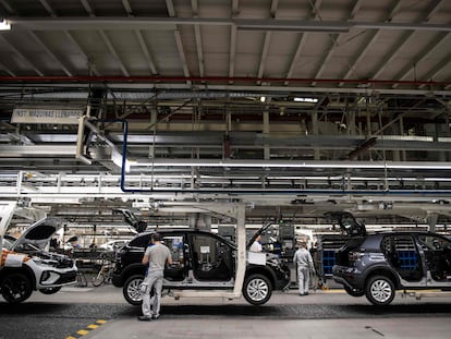 Unos trabajadores de la fábrica de Volkswagen en Navarra.