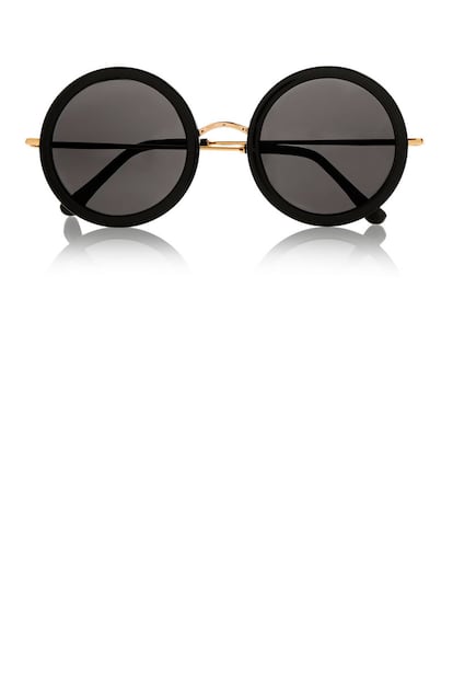 Las gafas redondas son tendencia. Estas son de The Row (345 euros).