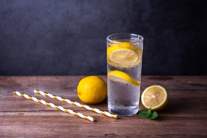 Un vaso de agua con gas con unas rodajas de limón