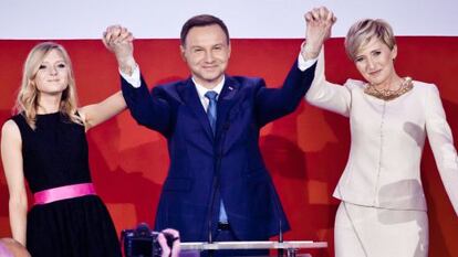 Andrzej Duda con su mujer e hija tras la victoria.