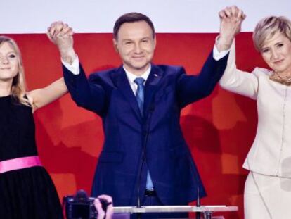 Andrzej Duda con su mujer e hija tras la victoria.