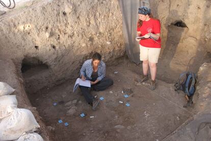 Las voluntarias Adi y Annie localizan la ubicación exacta de diferentes piezas encontradas en la excavación de Gat.