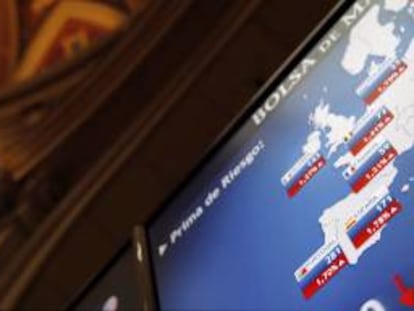 Monitor en la bolsa de Madrid que muestra, entre otras, la prima de riesgo de España. EFE/Archivo