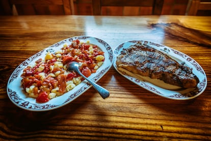 Ensalada payesa, de patatas y pimientos asados, y carne a la brasa en Ca's Pagés.