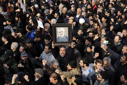 Com slogans como "morte aos Estados Unidos" e cartazes com a foto do general assassinado, Qasem Soleimani, manifestantes encheram as ruas do centro de Teerã após as orações de sexta-feira.