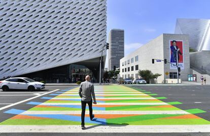 Un peatón cruza un paso de peatones decorado por el artista venezolano Carlos Cruz-Diez, cerca del museo Broad en Los Ángeles (EE UU).