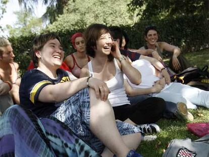 Miembros de los colectivos de lesbianas, en el Retiro.