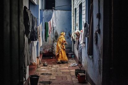 Terminado el festival, las mujeres se desprenden de sus vestidos de ceremonia y regresan a sus austeras habitaciones  en los ashrams.