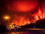 (LA PALMA), 19/09/2021.- Una erupción volcánica ha comenzado esta tarde de domingo en los alrededores de Las Manchas, en El Paso (La Palma), después de que el complejo de la Cumbre Vieja acumulara miles de terremotos en la última semana, conforme el magma iba presionando el subsuelo en su ascenso. Las autoridades habían comenzado horas antes evacuar a las personas con problemas de movilidad en cuatro municipios. Arturo RodrÍguez