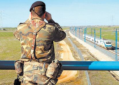 Efectivos del ejército vigilan las vías del AVE a su paso por la provincia de Guadalajara.