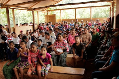 Asamblea de una comunidad maya q’eqchi, afectada por diferentes megaproyectos en la región de Alta Verapaz, en Guatemala. 