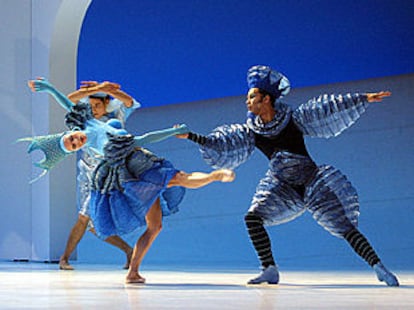 Una escena de <b></b><i>La Belle,</i> con coreografía de Jean-Christophe Maillot, por los Ballets de Montecarlo.