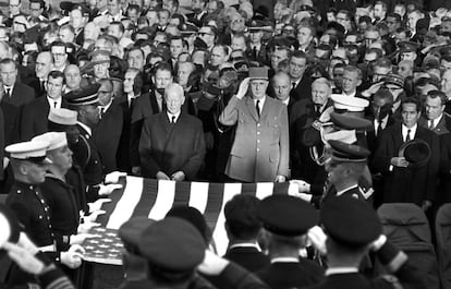 25 de noviembre de 1963. El presidente francés Charles de Gaulle, centro, junto a otros mandatarios durante el funeral por el presidente John F. Kennedy en el cementerio de Arlington, Washington.