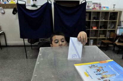 És la tercera vegada que els grecs voten en nou mesos, després de les eleccions generals del 25 de gener i el referèndum del 5 de juliol. A la imatge, un nen diposita el vot de la seva mare a Tessalònica (Grècia).