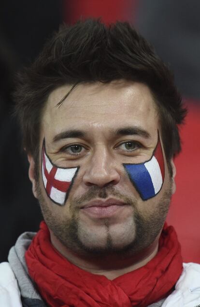 Un aficionado en Wembley con las banderas de Francia e Inglaterra dibujadas en las mejillas