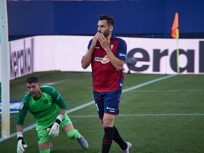 El delantero Enric Gallego celebra un gol ante Cuéllar en el partido entre Osasuna y Leganés este sábado en El Sadar.
