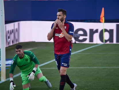 El delantero Enric Gallego celebra un gol ante Cuéllar en el partido entre Osasuna y Leganés este sábado en El Sadar.