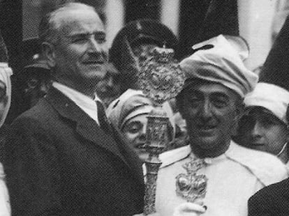 El teniente general Gonzalo Queipo de Llano, junto con el auditor militar, Francisco Bohórquez, vestido con la túnica de La Macarena, el Viernes Santo de 1944. / Foto obtenida de la cuenta de Twitter @ManoloCampbell