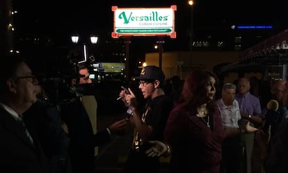 El restaurante cubano Versailles, en Miami, tras conocerse la noticia del cambio migratorio.