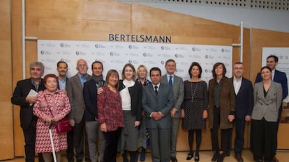 M&eacute;dicos y pacientes de la Cl&iacute;nica Universidad de Navarra junto a escritores de &#039;Vivir a pulso&#039;, en la presentaci&oacute;n del libro.