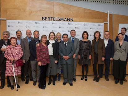 M&eacute;dicos y pacientes de la Cl&iacute;nica Universidad de Navarra junto a escritores de &#039;Vivir a pulso&#039;, en la presentaci&oacute;n del libro.