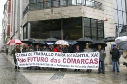 Concentración de los delegados sindicales de Navantia Ferrol y auxiliares en el edificio administrativo de la Xunta en Ferrol.