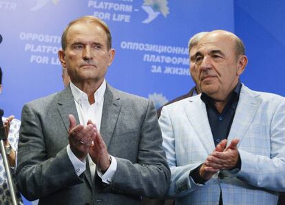 El oligarca y uno de los líderes del partido prorruso Plataforma Opositora - Por la Vida, Viktor Medvedchuk (izquierda) y Rabinovich, el domingo en su sede electoral en Kiev.