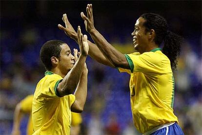 Ronaldinho felicita a Marcelo por su primer gol con Brasil.
