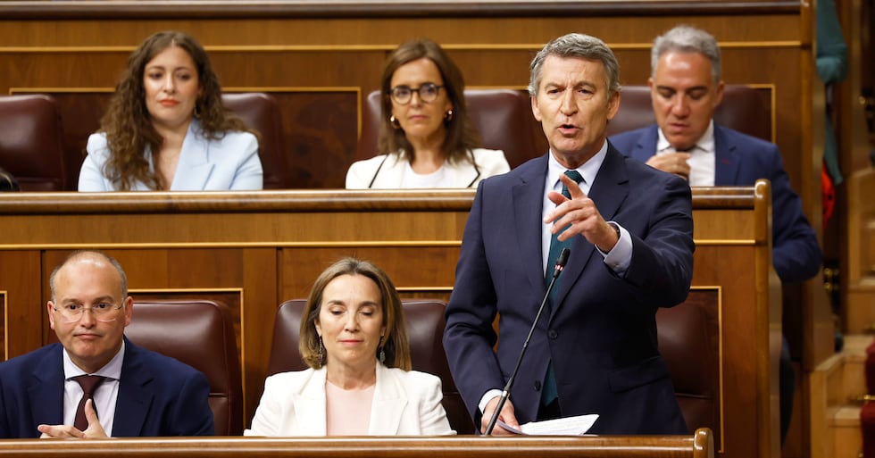 El presidente del PP, Alberto Núñez Feijóo, durante su intervención en la sesión de control al Gobierno, este miércoles. 