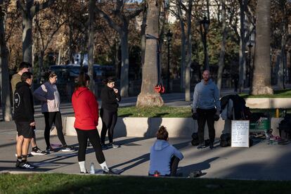 Un grupo de jóvenes realizan deporte junto a un monitor cerca del Parc de la Ciutadella.