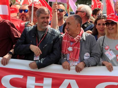 Los secretarios generales de CC OO y UGT, Unai Sordo y Pepe Álvarez, encabezan la manifestación central del Primero de Mayo en Madrid. 